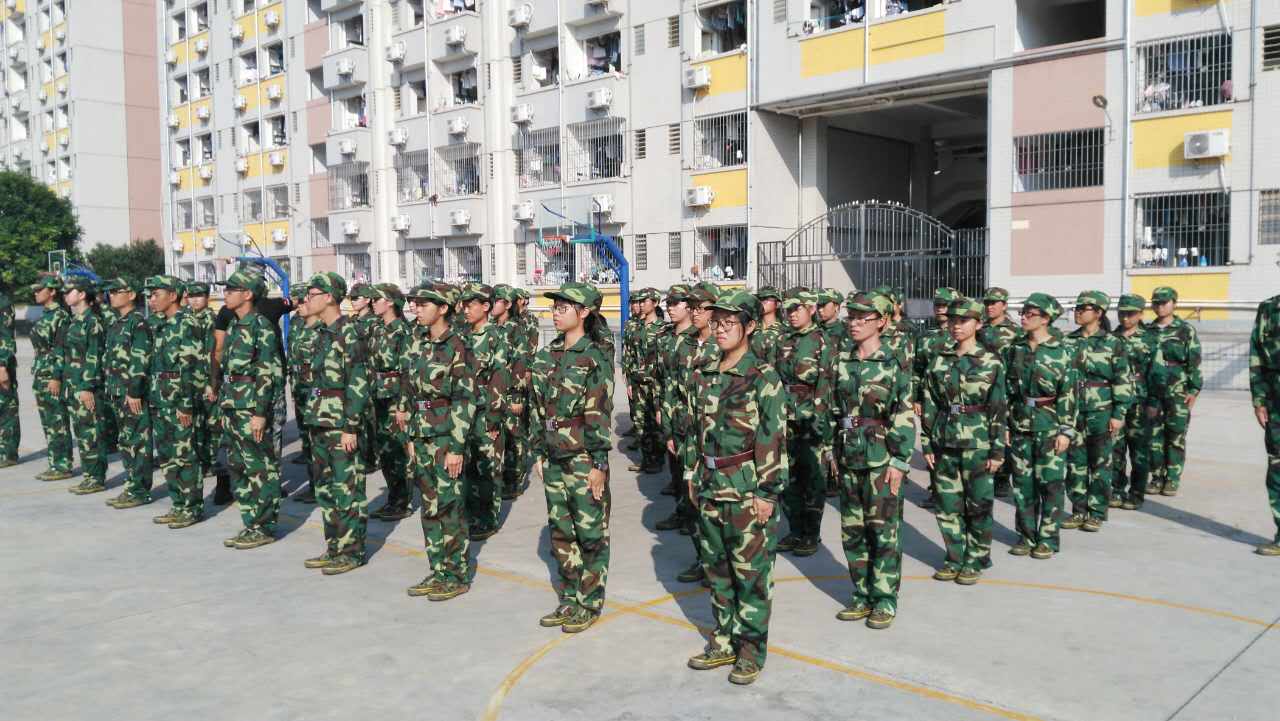 挥洒汗水为军训 苦中作乐添情趣-肇庆学院政法学院